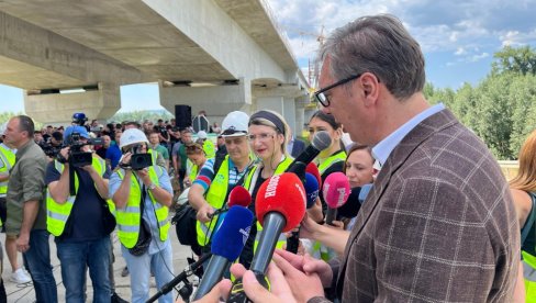 Vučić obilazi radove na izgradnji mosta preko Dunava u sklopu Fruškogorskog koridora Vučić obilazi radove na izgradnji mosta preko Dunava u sklopu Fruškogorskog koridora