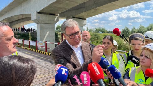 GRAĐANI SU UVEK BILI UZ SVOJU OTADŽBINU: Vučić - Pobedili smo do sada najbolje organizovanu obojenu revoluciju na evropskom tlu GRAĐANI SU UVEK BILI UZ SVOJU OTADŽBINU: Vučić - Pobedili smo do sada najbolje organizovanu obojenu revoluciju na evropskom tlu