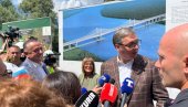 Vučić obilazi radove na izgradnji mosta preko Dunava u sklopu Fruškogorskog koridora (VIDEO) Vučić obilazi radove na izgradnji mosta preko Dunava u sklopu Fruškogorskog koridora (VIDEO)