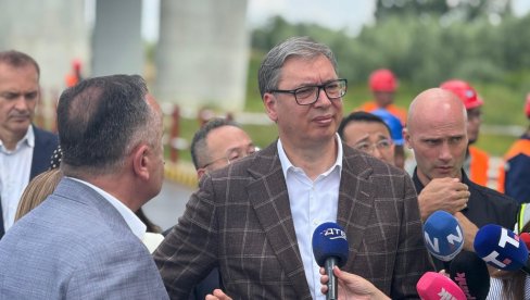 Вучић обилази радове на изградњи моста преко Дунава у склопу Фрушкогорског коридора (ВИДЕО) Вучић обилази радове на изградњи моста преко Дунава у склопу Фрушкогорског коридора (ВИДЕО)