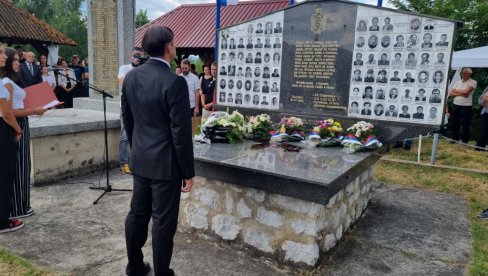 SENATOR SRPSKE VULIN U ZALAZJU: Srbi su i dalje sami sa svojom tugom i mrtvima (FOTO) SENATOR SRPSKE VULIN U ZALAZJU: Srbi su i dalje sami sa svojom tugom i mrtvima (FOTO)