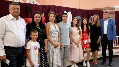 КАНЦЕЛАРИЈА ЗА КиМ: Николић и Дакић посетиле Звечан поводом Дана општине