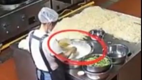 200 ДЕЦЕ ОТРОВАНО У ШКОЛИ, А ОНДА СЕ ПОЈАВИО СНИМАК ИЗ КУХИЊЕ: Камера открила све, ухапшено осам особа (ВИДЕО) 200 ДЕЦЕ ОТРОВАНО У ШКОЛИ, А ОНДА СЕ ПОЈАВИО СНИМАК ИЗ КУХИЊЕ: Камера открила све, ухапшено осам особа (ВИДЕО)