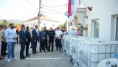MACUT I DAČIĆ U SVRLJIGU: Uručili osam rezervoara za pijaću vodu zbog nestašice MACUT I DAČIĆ U SVRLJIGU: Uručili osam rezervoara za pijaću vodu zbog nestašice