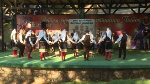 DRUGI MEĐUNARODNI FESTIVAL FOLKLORA: Igrali Srbi, Makedonci i Rumuni DRUGI MEĐUNARODNI FESTIVAL FOLKLORA: Igrali Srbi, Makedonci i Rumuni
