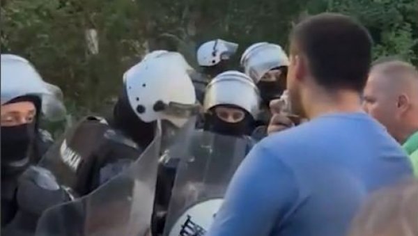 БАТИНАШИ КОЈИ ТУКУ ПОЛИЦИЈУ: Ево због каквих насилника данас блокадери малтретирају Ужичане (ВИДЕО) БАТИНАШИ КОЈИ ТУКУ ПОЛИЦИЈУ: Ево због каквих насилника данас блокадери малтретирају Ужичане (ВИДЕО)