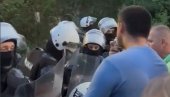 БАТИНАШИ КОЈИ ТУКУ ПОЛИЦИЈУ: Ево због каквих насилника данас блокадери малтретирају Ужичане (ВИДЕО) БАТИНАШИ КОЈИ ТУКУ ПОЛИЦИЈУ: Ево због каквих насилника данас блокадери малтретирају Ужичане (ВИДЕО)