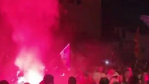 ПРОТЕСТ ИМ СЕ ПРЕТВОРИО У ВАШАР! Овако ли се жали за страдалима у паду надстрешнице? (ВИДЕО) ПРОТЕСТ ИМ СЕ ПРЕТВОРИО У ВАШАР! Овако ли се жали за страдалима у паду надстрешнице? (ВИДЕО)