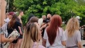 BLOKADERI VIŠE NE BIRAJU NAČIN ZA OSVETU: Propao im plan, pa se iživljavaju nad svima - zvižde i skandiraju studentima koji idu na ispit BLOKADERI VIŠE NE BIRAJU NAČIN ZA OSVETU: Propao im plan, pa se iživljavaju nad svima - zvižde i skandiraju studentima koji idu na ispit