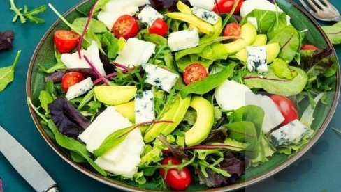 SVI ĆE TRAŽITI RECEPT: Jednostavna salata sa avokadom i povrćem SVI ĆE TRAŽITI RECEPT: Jednostavna salata sa avokadom i povrćem