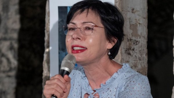 КЊИГА О АНДРИЋУ: Поводом пола века од смрти нобеловца Јасмина Ахметагић на будванском Тргу пјесника КЊИГА О АНДРИЋУ: Поводом пола века од смрти нобеловца Јасмина Ахметагић на будванском Тргу пјесника