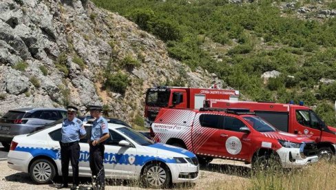 VETAR I NEPRISTUPAČAN TEREN NAJVEĆI PROBLEM: Vatrogasci se i dalje bore sa vatrenom stihijom kod Trebinja VETAR I NEPRISTUPAČAN TEREN NAJVEĆI PROBLEM: Vatrogasci se i dalje bore sa vatrenom stihijom kod Trebinja