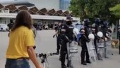 ПАРАДОКС: Анархисти, политички активисти и нерадници блокирају студенте да полажу испите!