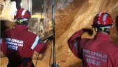 ПАО ЈЕ НА КОЛЕНА КАДА ЈЕ ВИДЕО ОЦА ИСПОД СТЕНА: Потресни детаљи трагедије у каменолому где је страдао радник