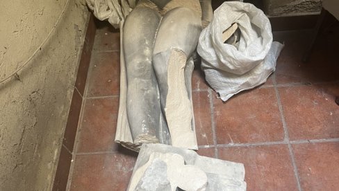 DOK ZAVOD SPAVA ODNESENA GLAVA: Ostaci statue Mlada žena koja je pala sa zgrade u Kneza Miloša 78 skonjeni sa trotoara