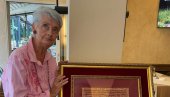 СКРИВЕНИ ПУТ У ТРАУМАТИЧНОМ ВРЕМЕНУ И СВЕТУ: Песникиња Тања Крагујевић, добитница награде “Јефимијин вез” за “Кратка историја тренуткка”