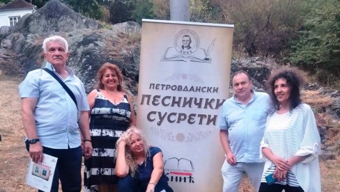 PARAĆINCI NA „PETROVDANSKIM SUSRETIMA“: Pesnička petorka na manifestaciji kod Knića