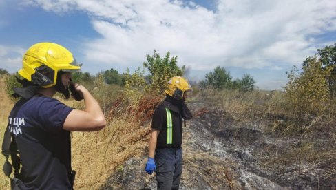 VELIKI POŽAR U BEOGRADU, GORI BATAJNICA: Vatrena stihija širi se neverovatnom brzinom, povređen vatrogasac (FOTO/VIDEO) VELIKI POŽAR U BEOGRADU, GORI BATAJNICA: Vatrena stihija širi se neverovatnom brzinom, povređen vatrogasac (FOTO/VIDEO)