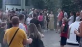 BLOKADERI TERORISTI OPKOLILI KUĆU U KOJOJ ŽIVI MILOŠ VUČEVIĆ SA PORODICOM (VIDEO) BLOKADERI TERORISTI OPKOLILI KUĆU U KOJOJ ŽIVI MILOŠ VUČEVIĆ SA PORODICOM (VIDEO)