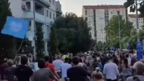 БОЛЕСТ ФАШИСТИЧКИХ БЛОКАДЕРА; Пантић-Пиља о претњама пред кућом бившег премијера Вучевића у Новом Саду БОЛЕСТ ФАШИСТИЧКИХ БЛОКАДЕРА; Пантић-Пиља о претњама пред кућом бившег премијера Вучевића у Новом Саду
