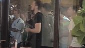БЕЗ ИМАЛО СТИДА И СРАМА: Блокадери дивљају испред куће Милоша Вућевћа у Новом Саду (ВИДЕО) БЕЗ ИМАЛО СТИДА И СРАМА: Блокадери дивљају испред куће Милоша Вућевћа у Новом Саду (ВИДЕО)