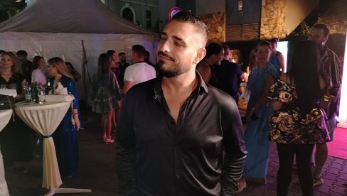SVE JE TO BIO MARKETING: Darko Lazić progovorio o novoj pesmi, supruzi Katarini i letnjoj turneji (FOTO) SVE JE TO BIO MARKETING: Darko Lazić progovorio o novoj pesmi, supruzi Katarini i letnjoj turneji (FOTO)