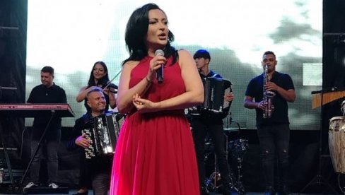 BORILA SAM SE SA EMOCIJAMA: Andreana Čekić o debitanskom albumu, emocijama i saveznicima na putu do uspeha (FOTO) BORILA SAM SE SA EMOCIJAMA: Andreana Čekić o debitanskom albumu, emocijama i saveznicima na putu do uspeha (FOTO)