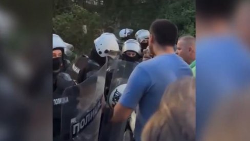 OVAJ VIDEO JE DOKAZ: Blokaderske sudije legalizovale napade i otvorile sezonu lova na policajce i državne službenike (VIDEO) OVAJ VIDEO JE DOKAZ: Blokaderske sudije legalizovale napade i otvorile sezonu lova na policajce i državne službenike (VIDEO)