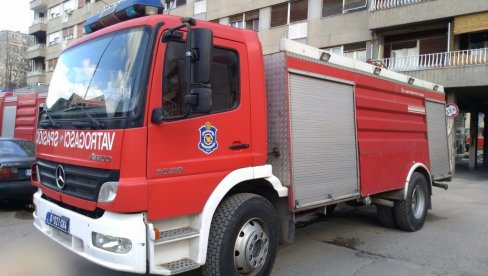 DRAMA NA SAVSKOM VENCU: Izoreli automobili u požaru, vatra zahvatila i objekat