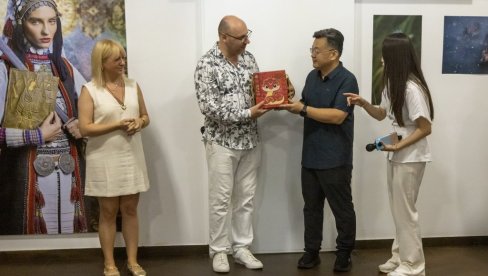 JAČA KULTURNA SARADNJA: U KC Kisač otvorena zajednička izložba mladih umetnika iz Kine i Srbije JAČA KULTURNA SARADNJA: U KC Kisač otvorena zajednička izložba mladih umetnika iz Kine i Srbije