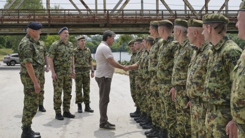 GAŠIĆ U SVILAJNCU: Ministar obišao posadu pontonskog mosta