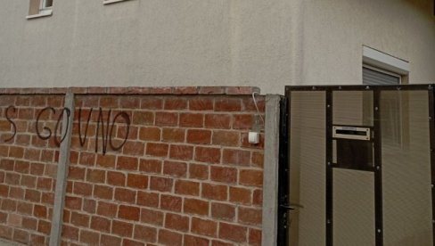 УВРЕДЉИВИ ГРАФИТИ НА КУЋИ ПОСЛАНИКА СНС Јованов: Надлежни да приведу починиоце (ФОТО)