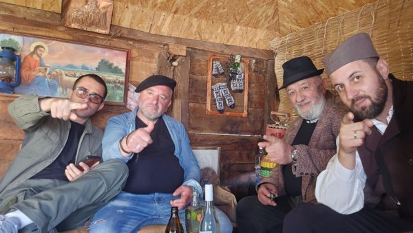 ПРИЧЕ ИЗ АМБАРА ПО МЕРИ - ЖИВОТА: Мисија чланова аматерског позоришта из ГЊИЛАНА, у оближњој српској енклави, у Шилову ПРИЧЕ ИЗ АМБАРА ПО МЕРИ - ЖИВОТА: Мисија чланова аматерског позоришта из ГЊИЛАНА, у оближњој српској енклави, у Шилову