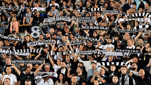 ГРОБАРИ У ЕКСТАЗИ! Навијачи Партизана на аеродрому дочекали фудбалере после победе у Пољској (ВИДЕО)
