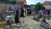 STRICA SU MI UBILI NA KUĆNOM PRAGU Dvadeset i sedma godišnjica od masovnog kidnapovanja i ubistava Srba i Roma u opštini Orahovac STRICA SU MI UBILI NA KUĆNOM PRAGU Dvadeset i sedma godišnjica od masovnog kidnapovanja i ubistava Srba i Roma u opštini Orahovac