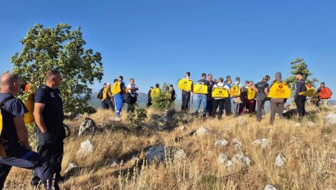POD KONTROLOM JEDAN OD POŽARA KOD TREBINJA: Helikopteri, vatrogasci i volonteri u akciji