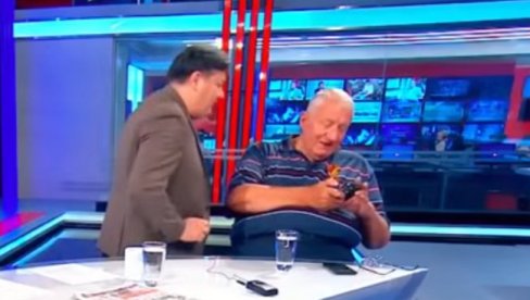 BEŽI, RAZBIĆU TE Šešelj oteo telefon voditelju, pa krenuo da čita naglas: Evo, to su njegovi izvori (VIDEO)