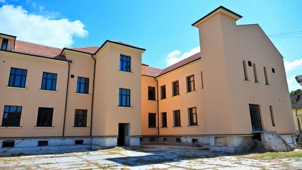 МАЈА ГОЈКОВИЋ ПРИЛИКОМ ПОСЕТЕ КУЛИ: Покрајинска влада издвојиће 30 милиона динара за додатне радове на објекту старом више од века МАЈА ГОЈКОВИЋ ПРИЛИКОМ ПОСЕТЕ КУЛИ: Покрајинска влада издвојиће 30 милиона динара за додатне радове на објекту старом више од века