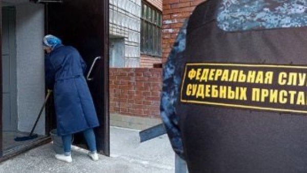 ЗЛОЧИН И КАЗНА: Покушала да понизи руске борце, а сада чисти улазе (ФОТО) ЗЛОЧИН И КАЗНА: Покушала да понизи руске борце, а сада чисти улазе (ФОТО)