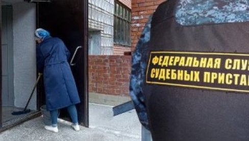 ЗЛОЧИН И КАЗНА: Покушала да понизи руске борце, а сада чисти улазе (ФОТО) ЗЛОЧИН И КАЗНА: Покушала да понизи руске борце, а сада чисти улазе (ФОТО)