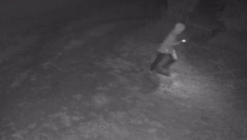 ОВАКО СУ НАПАЛИ ПОРОДИЧНУ КУЋУ ВУЧИЋЕВИЋА: У глуво доба ноћи, блокадери згубидани с капуљачом на глави покушали да развале врата (ВИДЕО) ОВАКО СУ НАПАЛИ ПОРОДИЧНУ КУЋУ ВУЧИЋЕВИЋА: У глуво доба ноћи, блокадери згубидани с капуљачом на глави покушали да развале врата (ВИДЕО)