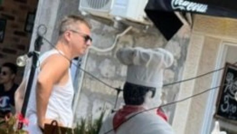 ПОДРШКА ИСПОД СУНЦОБРАНА: Док се остатак блокадера згубидана пржи на асфалту, Парандиловић на плажи сања Вучићев пад (ФОТО)