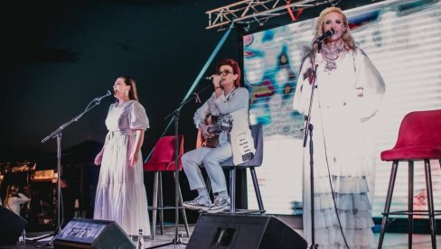 TRG ISPUNJEN MUZIKOM I ČAŠOM VINA: Frajle zablistale u Čačku i proslavile 16 godina karijere (FOTO) TRG ISPUNJEN MUZIKOM I ČAŠOM VINA: Frajle zablistale u Čačku i proslavile 16 godina karijere (FOTO)