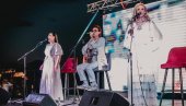 TRG ISPUNJEN MUZIKOM I ČAŠOM VINA: Frajle zablistale u Čačku i proslavile 16 godina karijere (FOTO)