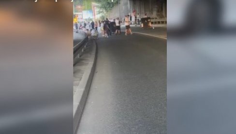 ТЕРОР КОД УЖИЦА! Блокадерско терористички згубидани не дају да прође аутобус пун деце (ВИДЕО)