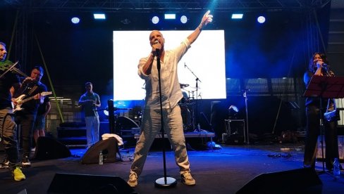 СВАКИ ПУТ СЕ ИЗНОВА ИЗНЕНАДИМ: Бобан Рајовић у Америци уживао и у опери (ФОТО)