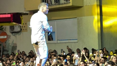 NADMAŠIO SVA OČEKIVANJA: Saša Kovačević istopio svoje obožavateljke (FOTO) NADMAŠIO SVA OČEKIVANJA: Saša Kovačević istopio svoje obožavateljke (FOTO)