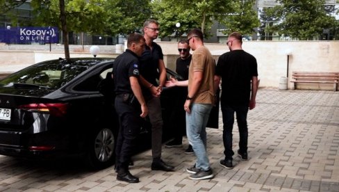 ИГОР ПОПОВИЋ ПОКАЗАО ШТА ЈЕ ЧОЈСТВО: Достојанствен, усправан, иако су га довели са лисицама на рукама у суд у Приштини (ВИДЕО) ИГОР ПОПОВИЋ ПОКАЗАО ШТА ЈЕ ЧОЈСТВО: Достојанствен, усправан, иако су га довели са лисицама на рукама у суд у Приштини (ВИДЕО)