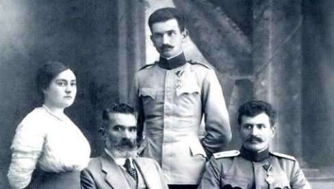 DVOGODIŠNJENE PRIPREME ZA UBISTVO KRALJA I KRALJICE: Mlađi oficiri nisu mogli da svare Aleksandrovu ženidbu DVOGODIŠNJENE PRIPREME ZA UBISTVO KRALJA I KRALJICE: Mlađi oficiri nisu mogli da svare Aleksandrovu ženidbu