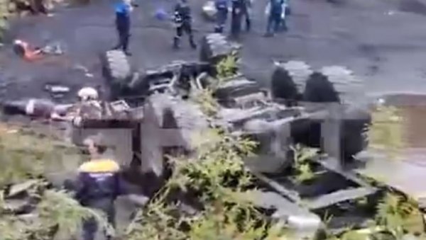 АУТОБУС ПАО СА ЛИТИЦЕ У ПРОВАЛИЈУ ДУБОКУ 25 МЕТАРА: У несрећи погинуло 14 особа (ВИДЕО) АУТОБУС ПАО СА ЛИТИЦЕ У ПРОВАЛИЈУ ДУБОКУ 25 МЕТАРА: У несрећи погинуло 14 особа (ВИДЕО)